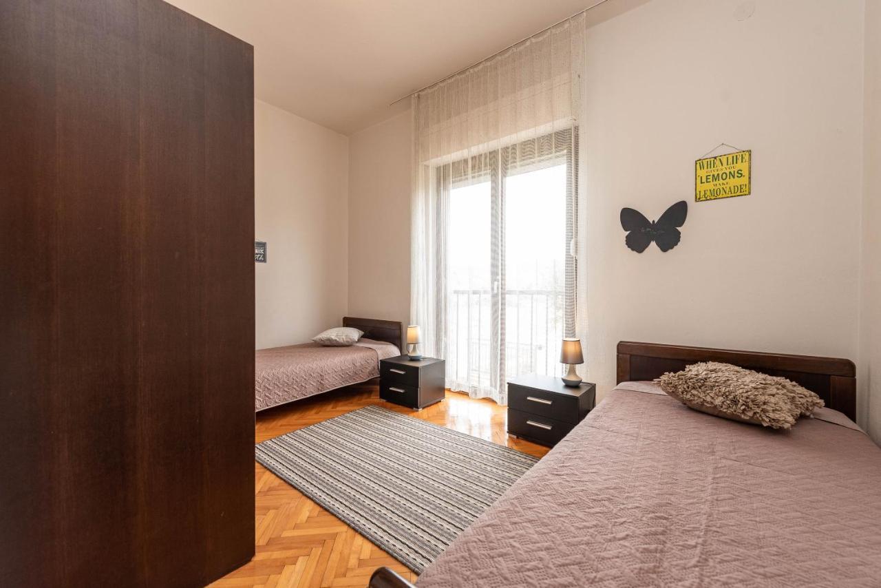 טוראני Beachfront Apartment Lostura מראה חיצוני תמונה