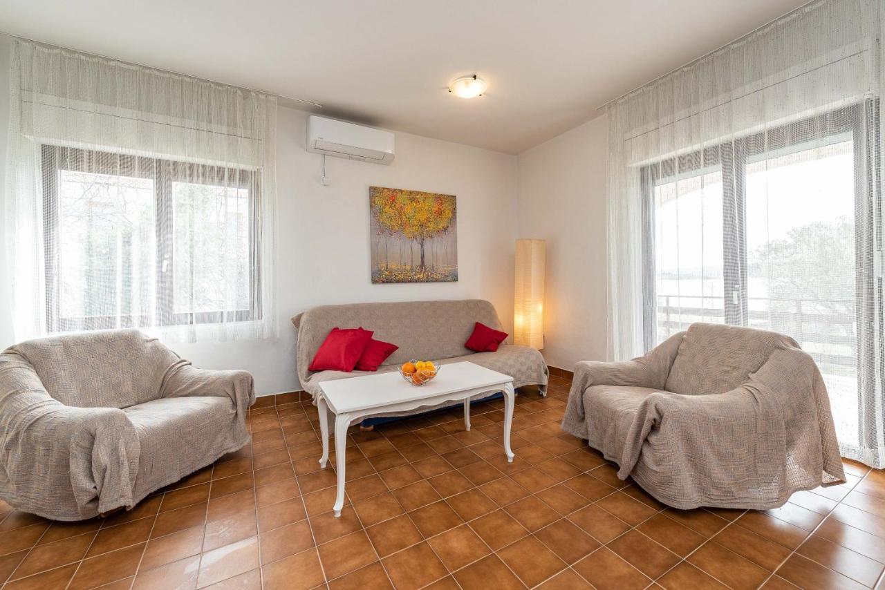 טוראני Beachfront Apartment Lostura מראה חיצוני תמונה